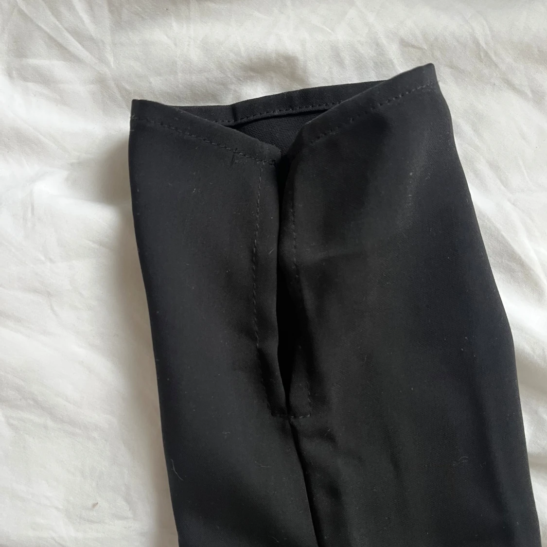 Svart långärmad blus med asymmetrisk knäppning - 2