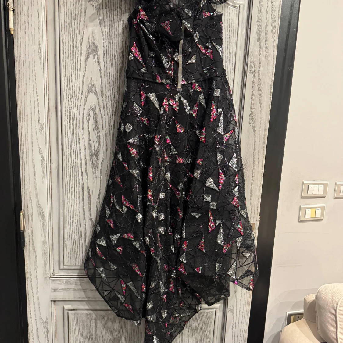 Svart glittrig långklänning med asymmetrisk fåll - 1