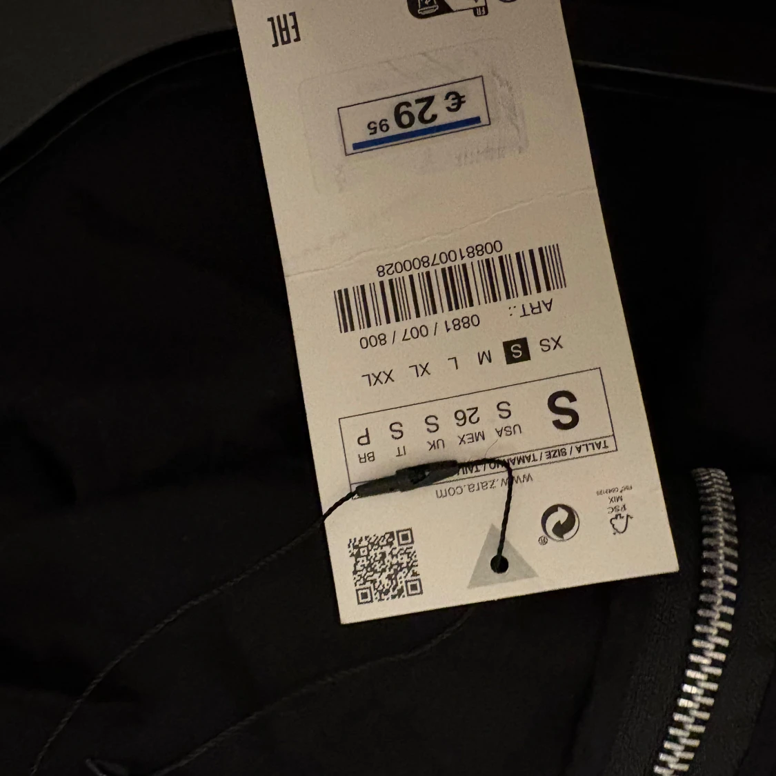 Svart tubtopp med paljettdetaljer från Zara - 3