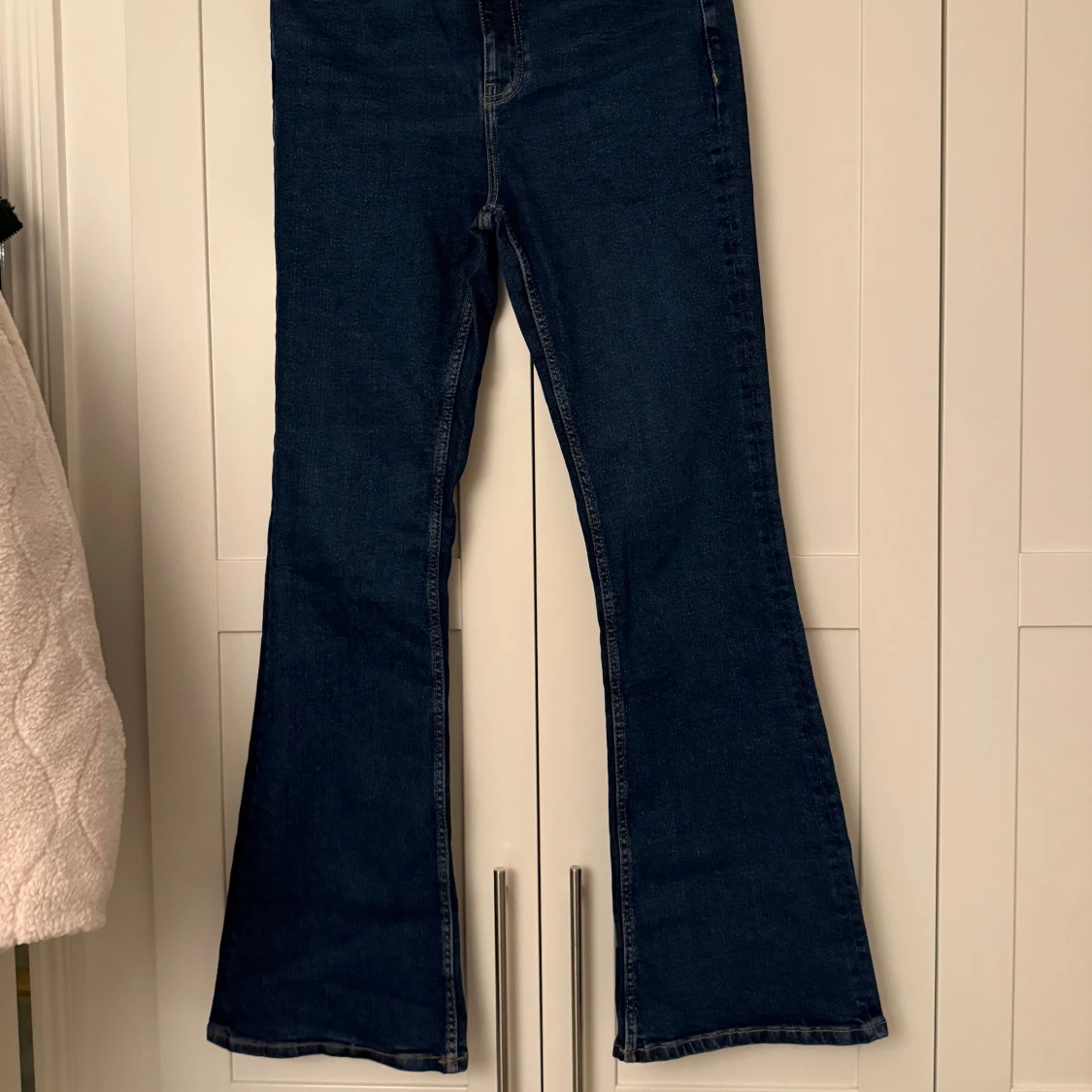 Mörkblå bootcut jeans från Zara