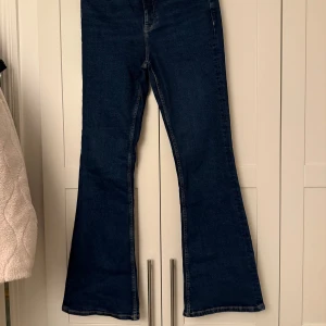 Mörkblå bootcut jeans från Zara - Säljer ett par mörkblå bootcut jeans från Zara Jeansen har en snygg utsvängd passform och är i en mörkare blå. Bara testade men utan prislapp 