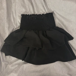 Svart volangkjol från SHEIN  - Säljer billigt då jag vill bli av med den snabbt så de är inga defekter💞 skriv för mer bilder