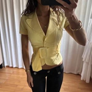 Gul kortärmad kavaj - Världens sötaste vintage topp i underbar gul färg💛🌼Jättefin när man är brun!!