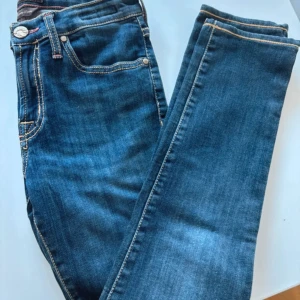 Blå jeans från Jacob Cohen - Säljer ett par feta jeans från Jacob Cohen i storlek w26,  skriv om du har några funderingar eller frågor! Mått: 86 cm längd 31 cm midja 