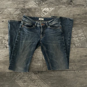 Lågmidjade blå jeans - Säljer dessa lågmidjade Blåa Jeans som jag inte längre  använder. Skriv för frågor eller fler bilder!!💕