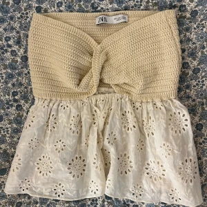 Trendig zaratopp - Supersöt beige topp från Zara i perfekt skick, aldrig använd. Säljer eftersom den inte kommer till användning i min garderob, men den är helt perfekt till sommaren!💗