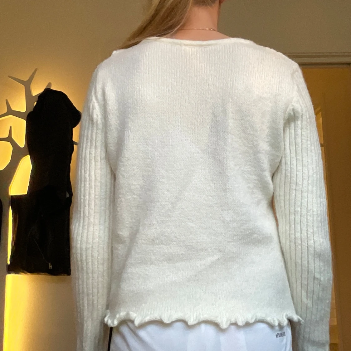 Vit stickad tröja med pärldetaljer - 3