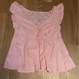 Ljusrosa blus med broderade detaljer och knytning - En jättefin ljusrosa blus, priset går att diskutera. Säljer pga att den är för liten.