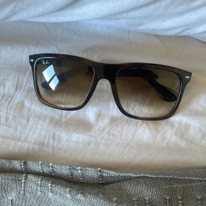 RayBan Boyfriend Two   - RayBan Boyfriend Two, knappt någon stans att få tag på nypris 2100, köpt på synsam. Glasets fade är den dyrare versionen . Använt bara några få gånger 