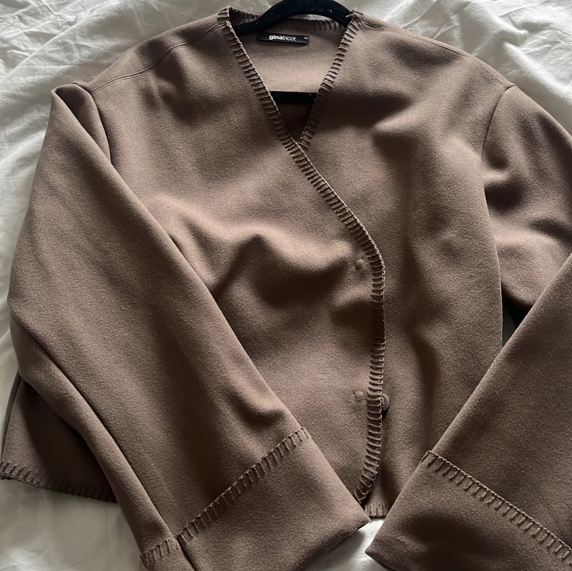 Brun/beige omlottjacka från Ginatricot - 2