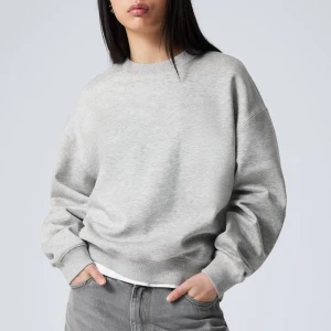 Grå sweatshirt från Gina tricot - Säljer en enkel och stilren grå sweatshirt från Gina tricot. Tröjan har rund halsringning, långa ärmar och en avslappnad passform. Perfekt för en chill vardagslook.