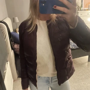Höstjacka - Säljer denna supersnygga jacka som är perfekt till hösten 😍Den går att ha år båda hållen