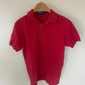 Röd piké från  Ralph Lauren - Säker en fet röd piké från ralplauren! Storleken är S den har inga defekter hör av dig vid minsta fråga o fundering!💫
