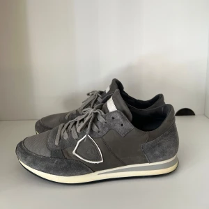 Philippe model runner - Snygga Phillippe models i skön färg combo. Bra färger till sommaren och skorna är väldigt bra skick. 