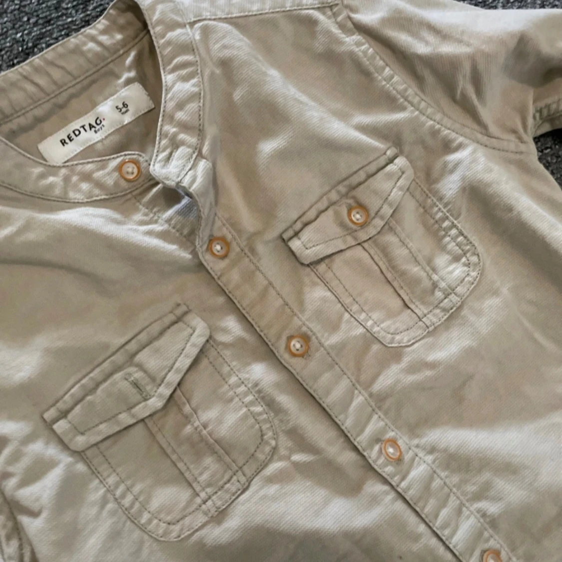 Beige skjorta med ståkrage från Redtag - 2