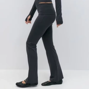 Soft touch trousers, Gina Tricot, Strl S - Säljer ett par grå leggings med bootcut-modell och hög midja. Byxorna har en tight passform upptill och blir utsvängda nedtill, vilket ger en snygg siluett. Perfekta för en trendig och bekväm stil. Soft touch från Gina. Storlek S. Skickas mot betalning, betalning sker via Swish inte Plick. 