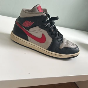 Nike Air Jordan 1 med röd swoosh - Stl 42