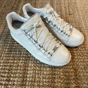 Balenciaga arena low vita - Balenciaga skor bra skick sköna till våren och sommarn. Skorna passar storlek 42 2/3 men är enligt balenciaga storlek 40 måttet på innersulan är 27cm