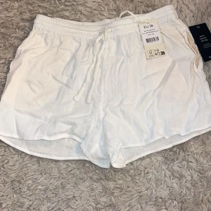 Vita linneshorts från NA-KD - Helt oanvända, alla lappar kvar. originalpris 499kr