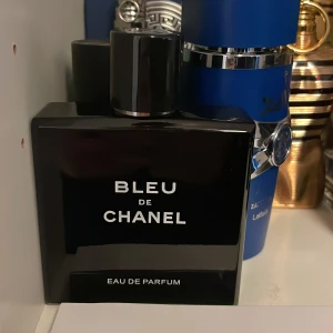 Bleu de Chanel Eau de Parfum - Säljer för behöver pengar snabbt helt ful.Fick av en vän i present men gillade inte. Kan sälja billigare vid en snabb afär för behöver pengar snabbt!  Bleu de Chanel Eau de Parfum är en elegant herrdoft i en stilren, svart fyrkantig flaska med tydlig vit logotyp. Parfymen har en modern och maskulin känsla, perfekt för dig som gillar exklusiva och klassiska dofter . sprejad 1 gång. Pris kan diskuteras. 