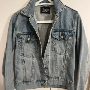  ljusblå jeansjacka - Säljer en klassisk ljusblå jeansjacka från Cheap Monday. Storleken är XS, jackan är använd men i väldigt bra skick.