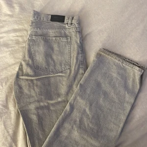 Grå straight low jeans från Gina Tricot - Säljer ett par grå jeans från GinaTricot i modellen low straight. Jeansen är använda ett fåtal gånger och finns inga defekter. Passar mig som är 170 lång och skulle dessutom passa både 38 och 36, hör av er vid funderingar❣️