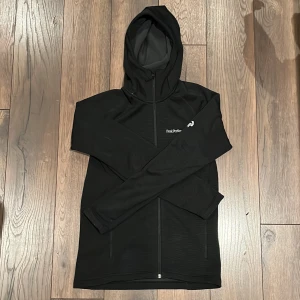 Peak Performance Zip Hoodie  - Fin och skön zip hoodie ifrån Peak Performance i färgen svart, knappt använd! | Skick 9/10 | Storlek S | Pris 700kr eller bud, nypris ligger runt 1500kr | Fraktar via PostNord eller Instabox | Hör av dig vid frågor eller funderingar! 