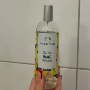 Mango Body Mist från The Body Shop - Fräsch och fruktig body mist med mangodoft från The Body Shop, trots att etiketten har lossnat lite är den är bara använd några gånger