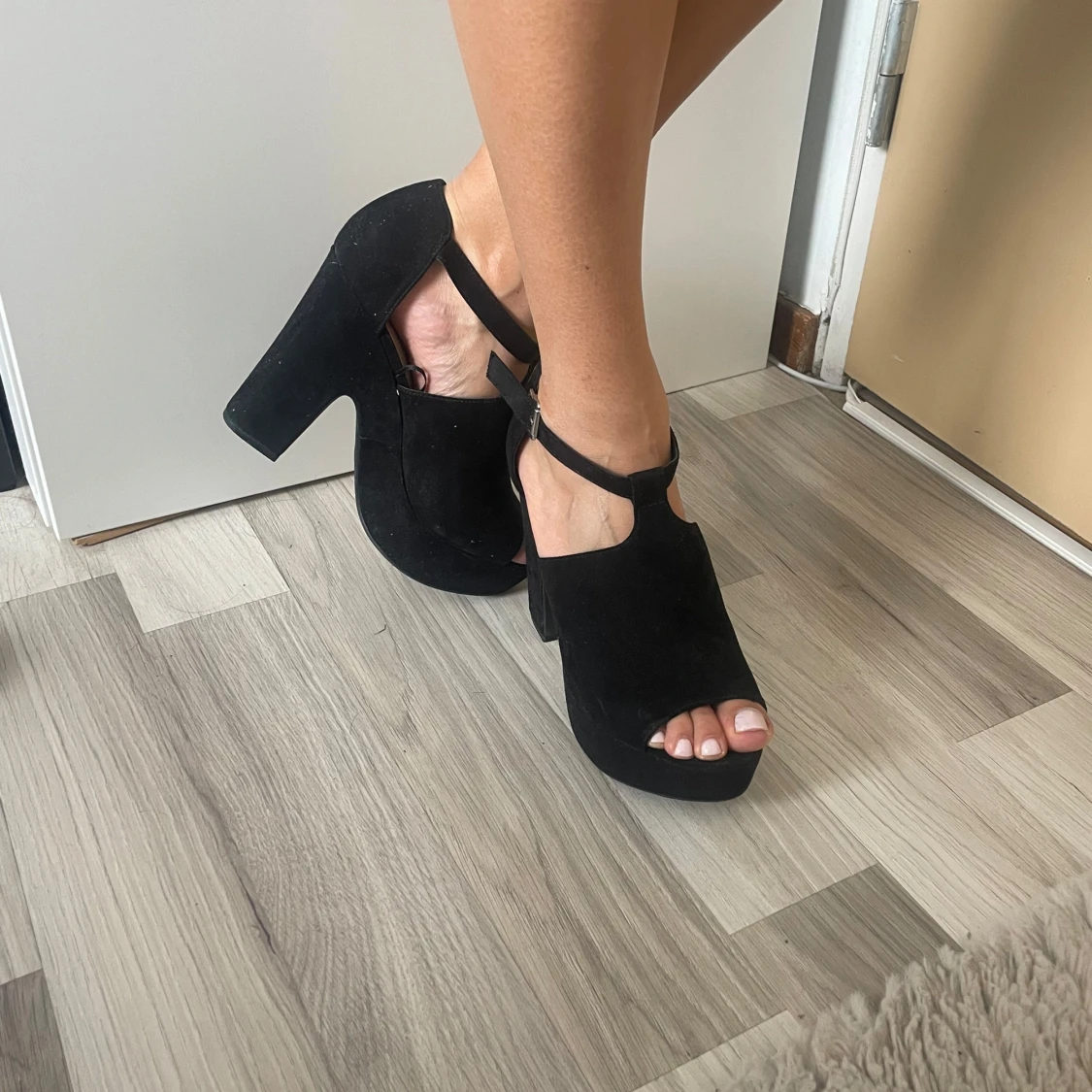 Svarta platåklackar med öppen tå - 1