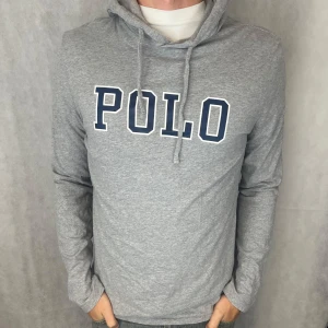 Ralph Lauren hoodie  - Riktigt soft raffe hoodie i storlek M, modellen är 184. Lite tunnare så go nu till sommaren ☀️ Nyskick! Skriv vid frågor eller funderingar🤩🍾