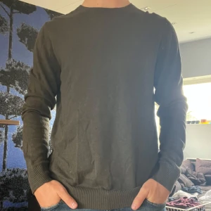 Grön långärmadtröja - Säljer en soft grön långärmad tröja från Jack & Jones. Mkt bra skick men kommer inte t användning längre. Normal i storlek🤩