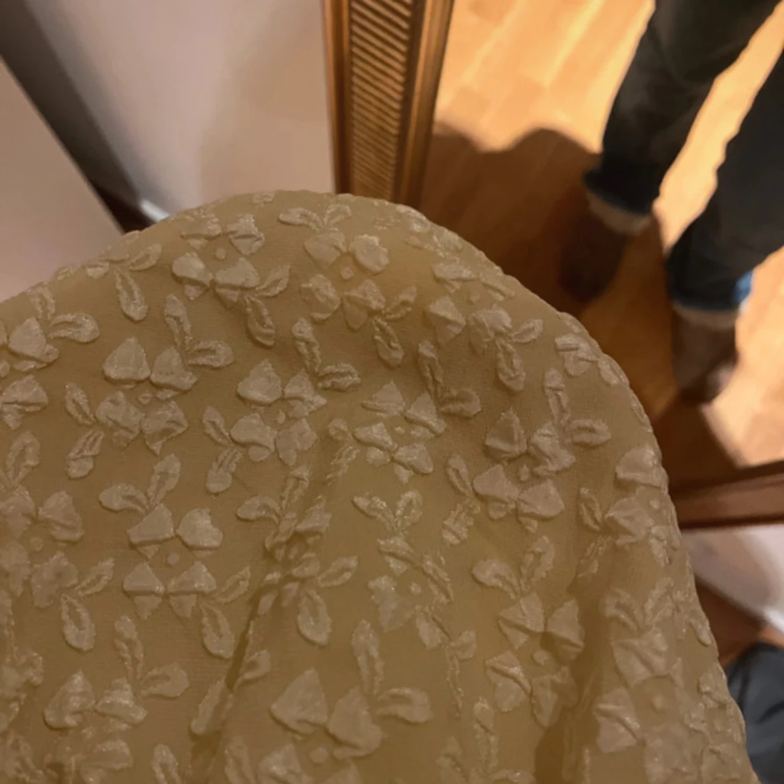 Gul blommig linnetopp med volang - 1