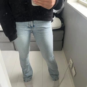 Ljusblå bootcut jeans - Säljer ett par ljusblå jeans med bootcut-passform. Jeansen har klassisk femficksdesign, normal passning och är tillverkade i denim. Low waist midja och bootcut. Waist S/ längd 33. Ordinarie pris 600