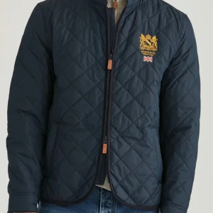 Mörkblå quiltad jacka från Morris - Säljer en mörkblå quiltad jacka från Morris med guldbroderad logga och brittisk flagga på bröstet. Jackan har dragkedja framtill och två fickor med detaljer i brunt. Perfekt för dig som gillar klassisk stil. Strl M, färg blå Alla lappar och tags är så klart kvar.   Länk nedan så du ser vilken jacka det är: Search for Trent Trenton Quilted Jacket - Morris Stockholm