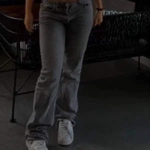 Grå jeansbyxor från Perfect Jeans - Säljer ett par grå jeansbyxor från Perfect Jeans med normal passform och raka ben. Byxorna har dragkedja och knapp. Det är mellan låg midjade och har andvönds så dem är slitna längst ner (sista bilden) men super sköna. Storlek 36