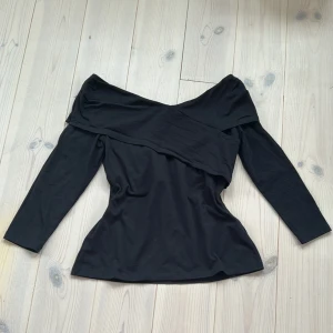 Svart topp - Svart trekvartsärmad topp från Easy wear i storlek M 💞💗