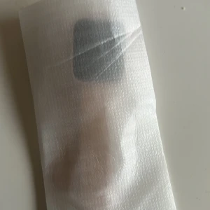 Smartklocka med beige/ljus rosa silikonarmband - Säljer en smartklocka med fyrkantig svart urtavla och beige silikonarmband. Klockan kommer med laddare och tillbehör, samt skyddsplast och rengöringskit. Perfekt för dig som vill ha koll på tiden och dina aktiviteter. Och en bra present kanske till din barn, barnbarn, mormor eller lillasyster, lillebror, kusin eller till nån bara!! Har bara använt den 1-2 gånger! + frakt 50kr