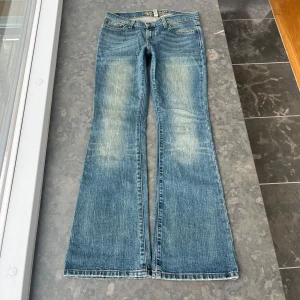 Utsvängda utsvängda jeans  - Snygga utsvängda jeans Inerbenslängd:  80midjemått rakt över:41     Midjehöjd:  21