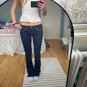 Mörkblå bootcut jeans - Säljer ett par mörkblå bootcut jeans med låg midja från G-star💕 