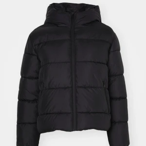 Svart pufferjacka från Zalando  - Säljer en svart pufferjacka från zalando i storlek xxs . Jackan är vadderad. Skriv för egna bilder!