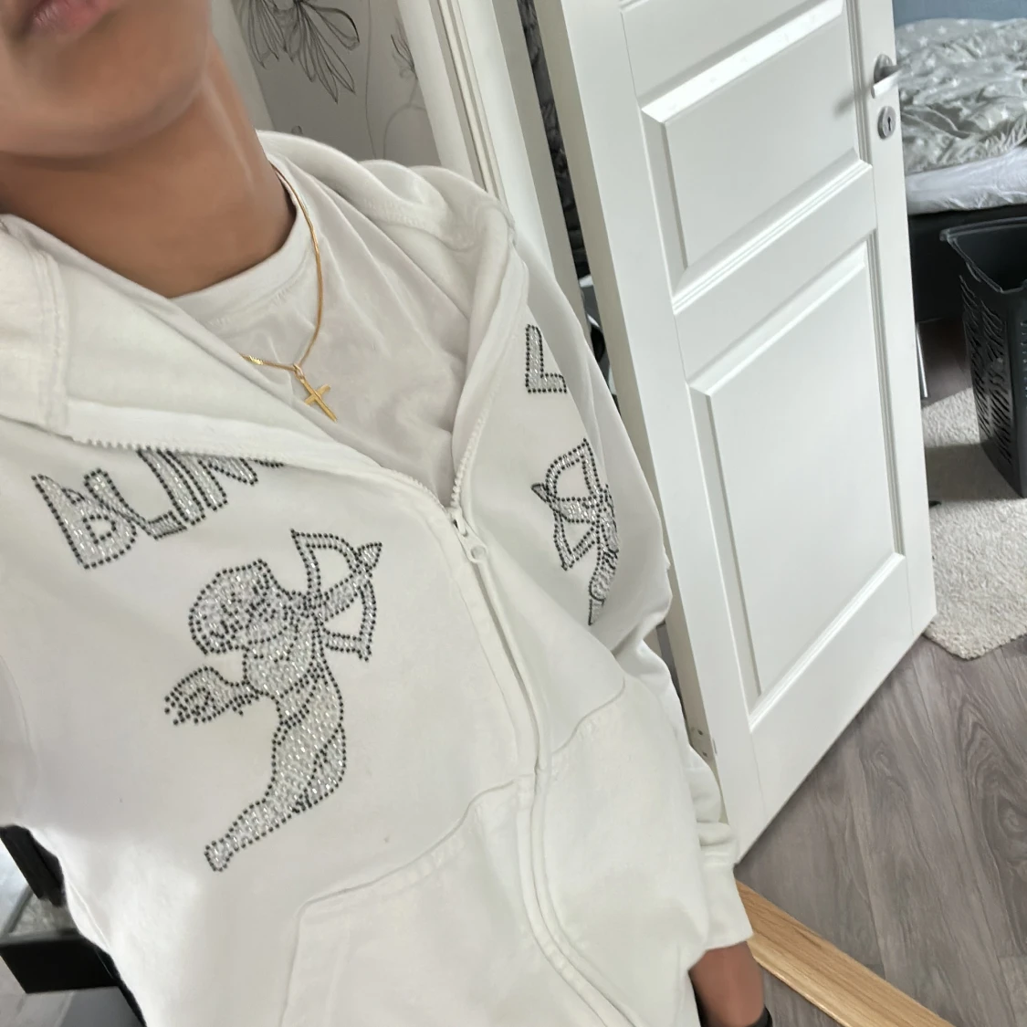 Vit hoodie med strasstenar och BLING-tryck - 2