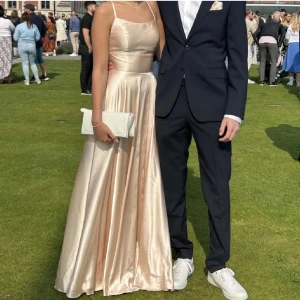 Balklänning  - Jättefin champagne balklänning som jag bara hunnit använda en gång. Den är superfin och kemtvättad! Pris går att förhandla 