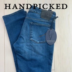 Handpicked jeans blå - Sjukt snygga jeans från märket Handpicked. Jeansen passar slimfit och är helt oanvända. Nypris är ca 3000kr