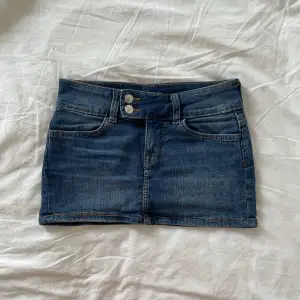 Skitsnygg jeanskjol som är lågmidjad och perfekt till sommaren! 😍 Den har ett hål vid vänster bakficka men det borde lätt kunna lagas och märks inte av så mycket, jag har själv använt den trots hålet. 