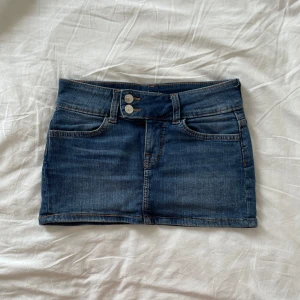 Lågmidjad jeanskjol  - Skitsnygg jeanskjol som är lågmidjad och perfekt till sommaren! 😍 Den har ett hål vid vänster bakficka men det borde lätt kunna lagas och märks inte av så mycket, jag har själv använt den trots hålet. 