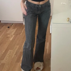 brandy mellville low waist jeans - low waist boot cut jeans från brandy. onesize, passar xxs-s. 