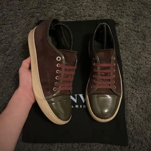 Lanvin cap toe - Säljer dessa riktigt feta lanvins✅ stl 40-41✅ bra skick, 8 av 10✅ dustbag medföljer✅inga hål eller defekter✅ öppen för frågor!