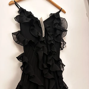 Svart långklänning NAKD - Supersnygg svart långklänning köpt förra året men aldrig använt. Storlek 34