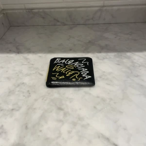 Balenciaga plånbok - Limiterad (slutsåld) plånbok|Balenciaga| svart med graffiti|one size|nypris:oklart (slutsåld överallt). Vårt pris: 2999kr. Vid frågor ”kontakta”📩. SÄLLSYNT