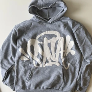 Syna World Grå Hoodie  - Syna World Grå Hoodie, ny och välbehandlad
